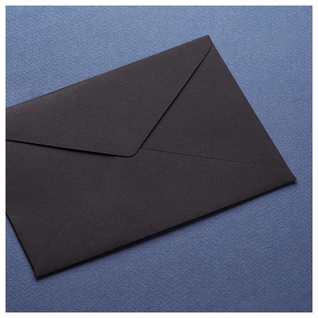 Конверт для бумаг 5 букв. Конверт е65 черный. Конверт а6 черный макаб. Конверты черные с6. Черный бумажный конверт.