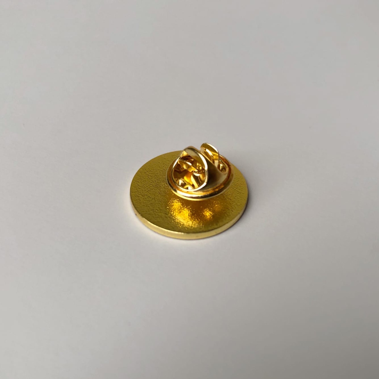 Значок эмалированный Дельфин (красный)