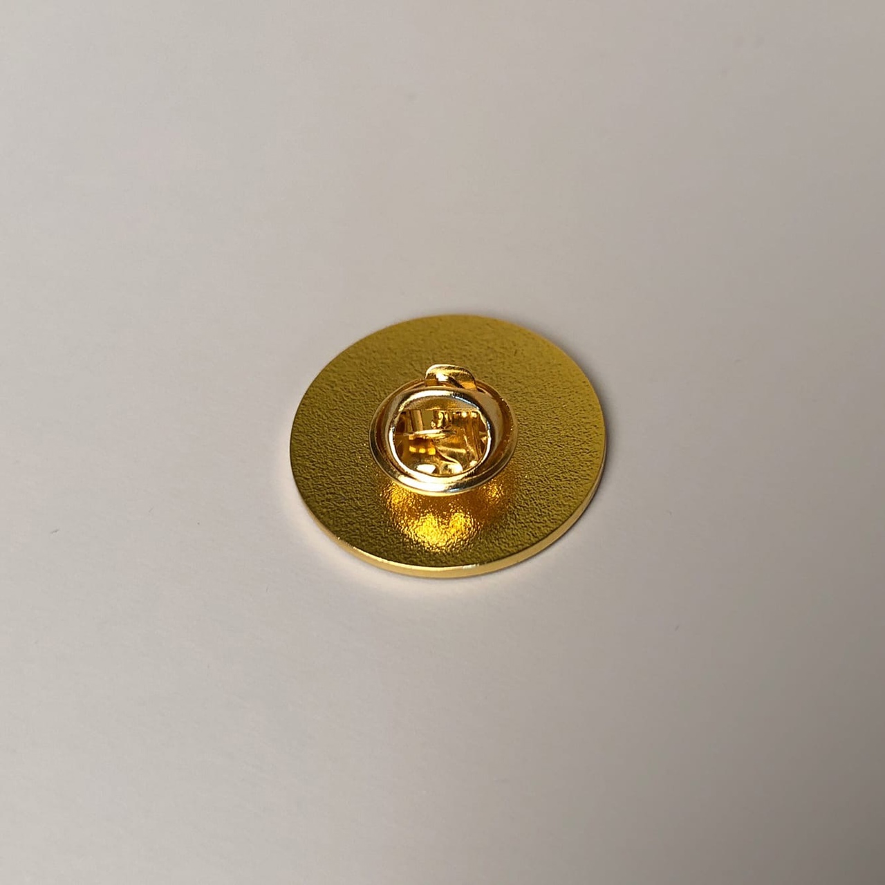 Значок эмалированный Павлин (красный)